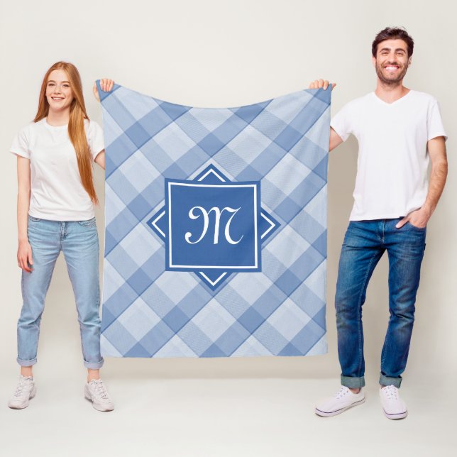 Couverture Polaire Plaid Bleu Chic Avec Monogramme Diagonal Moderne (En situation)