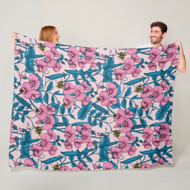 Couverture Polaire Pois doux et bourdons, rose et bleu (En situation)