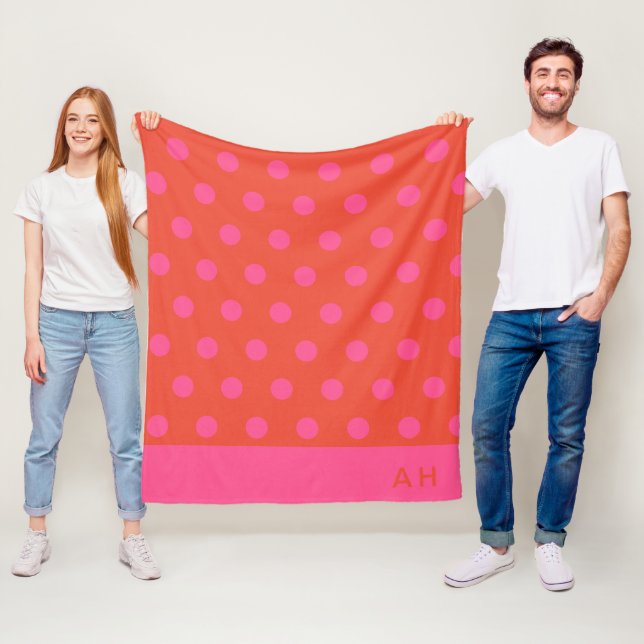Couverture Polaire Pois rose et rouge orange monogrammé (En situation)