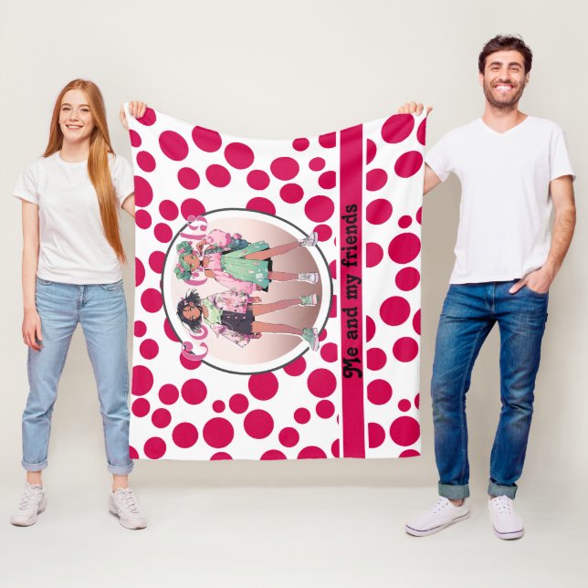 Couverture Polaire pois rouges sur un arrière - plan blanc (En situation)