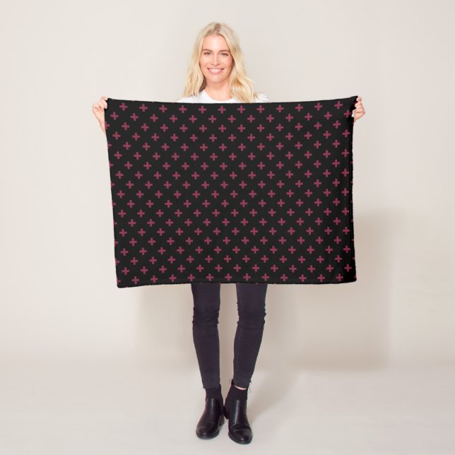 Couverture Polaire Polka de mûre croise sur le noir (En situation)