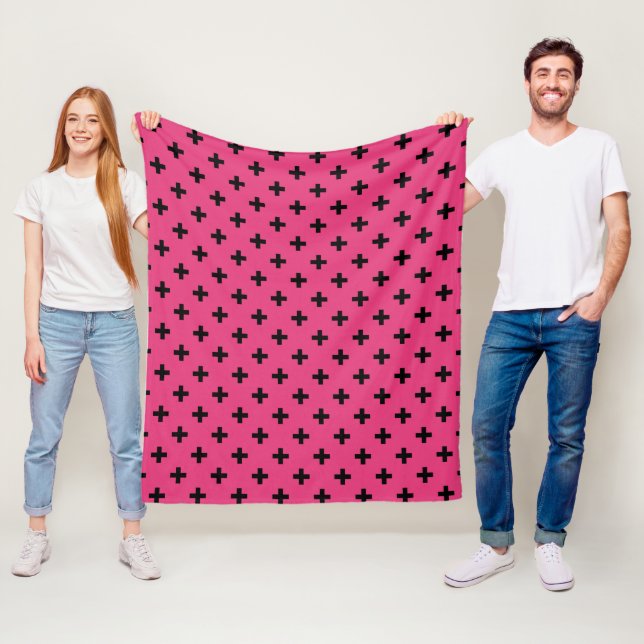 Couverture Polaire Polka noire croise sur fuchsia (En situation)
