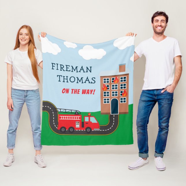 Couverture Polaire Pompier et Camion d'incendie avec le petit garçon  (En situation)