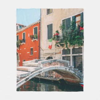 COUVERTURE POLAIRE PONT EN BÉTON À CÔTÉ D'UN BÂTIMENT BLANC
