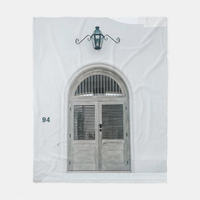 COUVERTURE POLAIRE PORTE EN BOIS GRIS FERMÉE SOUS LA LUMIÈRE NOIRE (Devant)