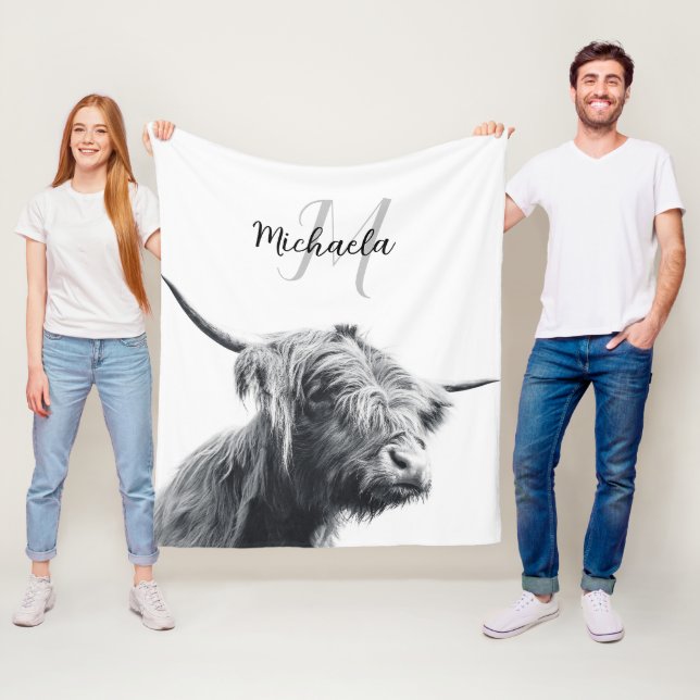 Couverture Polaire Portrait de vache Highland premier monogramme noir (En situation)