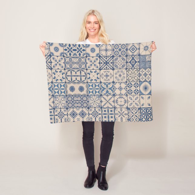 Couverture Polaire Portuguese Azulejo Tile Fleece Blanket – Cozy Blue (En situation)