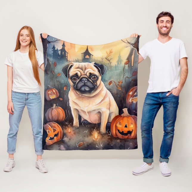 Couverture Polaire Pug d'Halloween avec citrouilles effrayant (En situation)