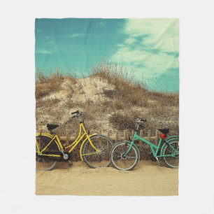 Couverture Polaire Quatre vélos de banlieue assortis près de la colli