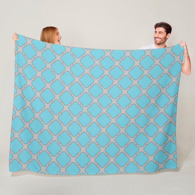 Couverture Polaire Quatrefoil bleu et gris (En situation)
