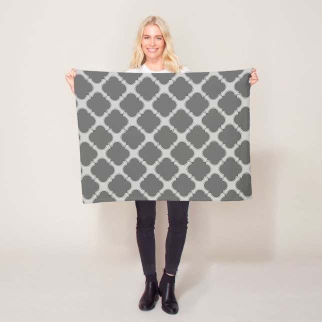 Couverture Polaire Quatrefoil dans les tons gris (En situation)