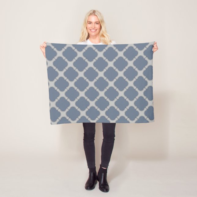 Couverture Polaire Quatrefoil gris bleu (En situation)