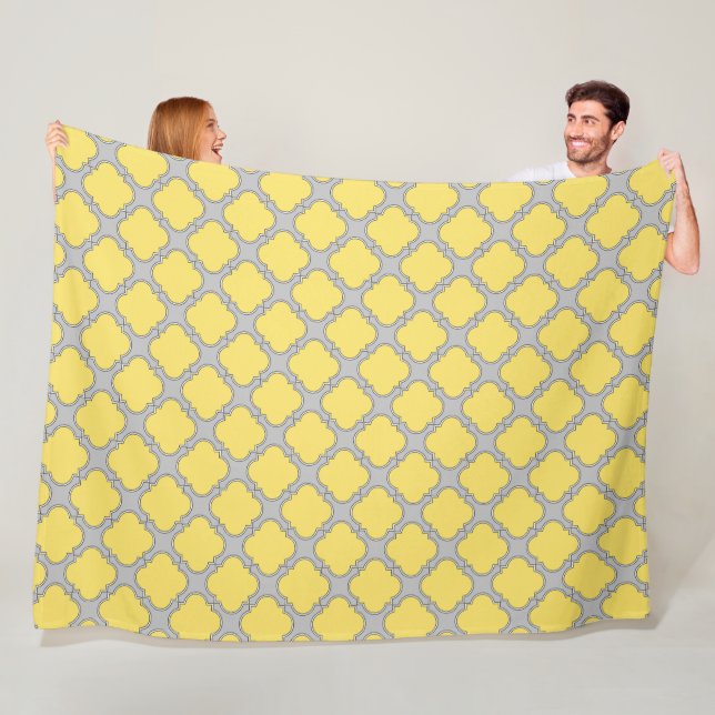 Couverture Polaire Quatrefoil jaune et gris (En situation)