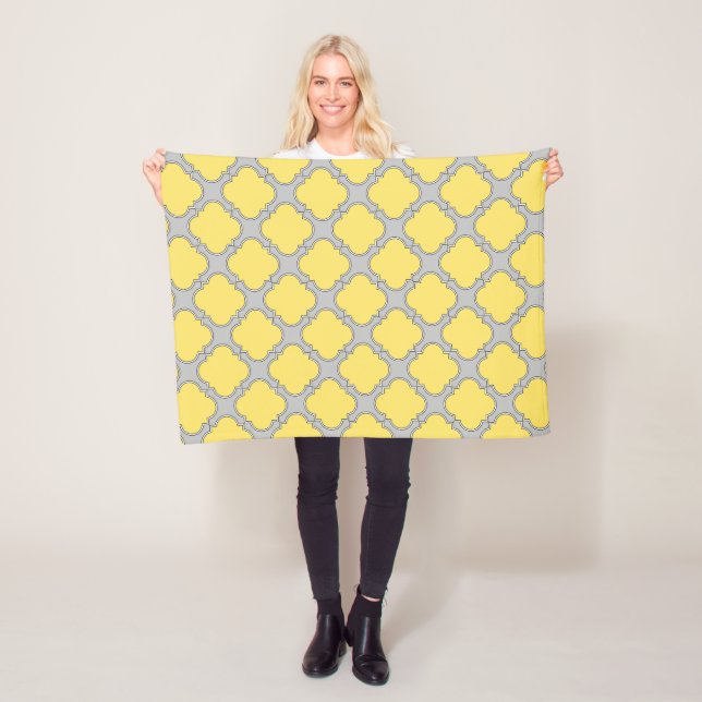 Couverture Polaire Quatrefoil jaune et gris (En situation)