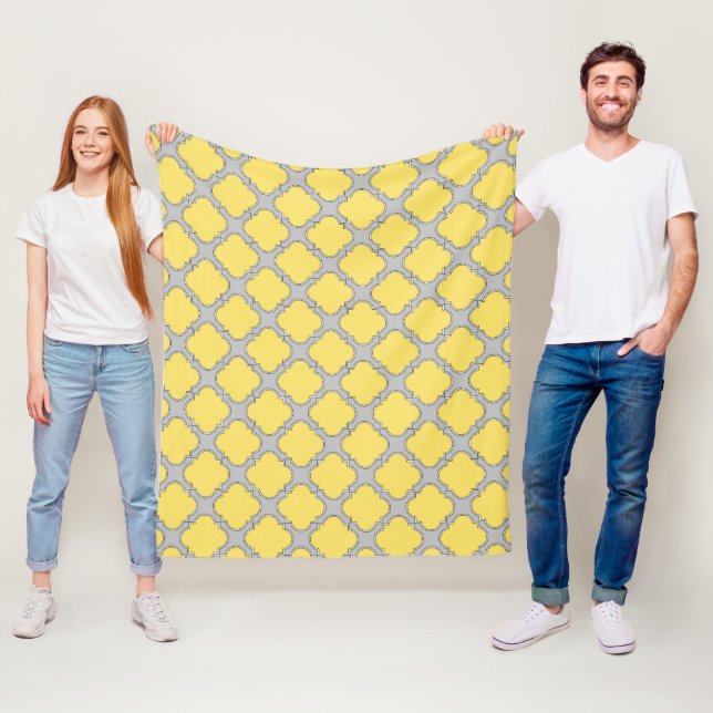 Couverture Polaire Quatrefoil jaune et gris (En situation)
