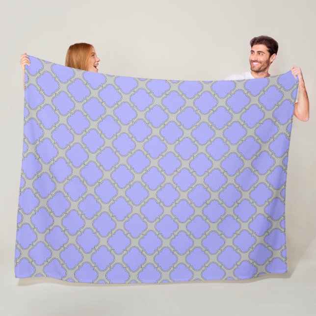 Couverture Polaire Quatrefoil periwinkle et gris (En situation)