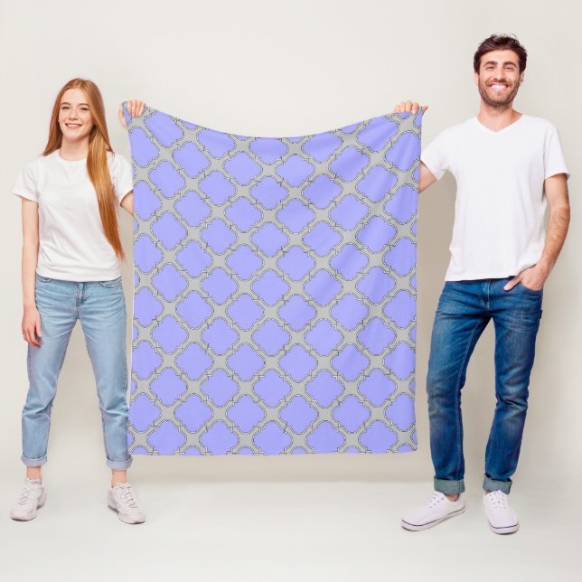 Couverture Polaire Quatrefoil periwinkle et gris (En situation)