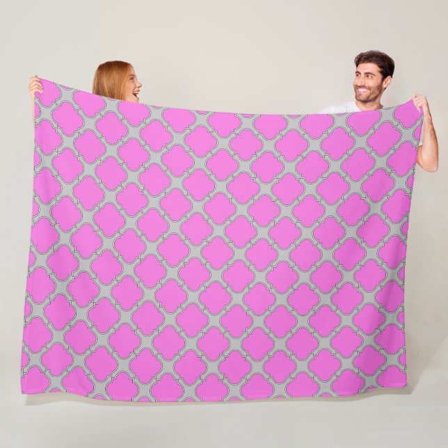 Couverture Polaire Quatrefoil rose et gris (En situation)