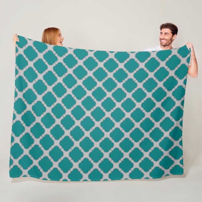 Couverture Polaire Quatrefoil turquoise et gris (En situation)