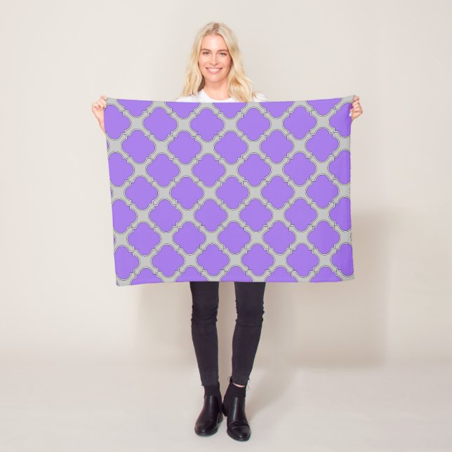 Couverture Polaire Quatrefoil violet et gris (En situation)