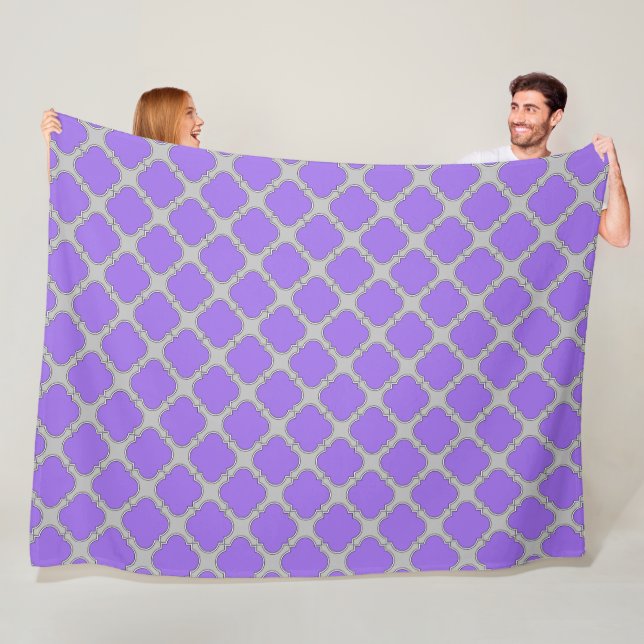 Couverture Polaire Quatrefoil violet et gris (En situation)