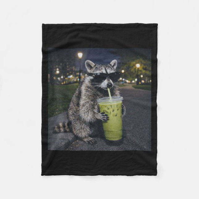 Couverture Polaire Raccoon drinking iced matcha latte funny animal (Devant)