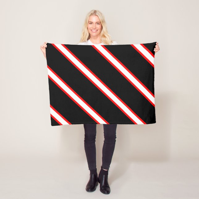 Couverture Polaire Rayé Rouge Blanc et Noir (En situation)
