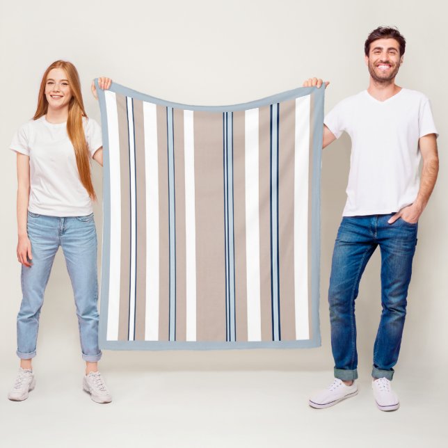 Couverture Polaire Rayure Classique Beige, blanc et bleu (En situation)