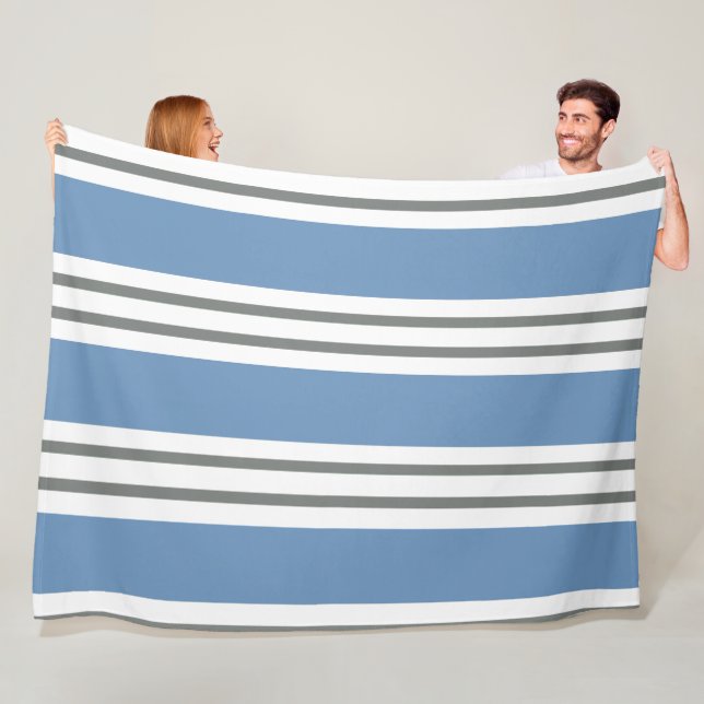 Couverture Polaire Rayures côtières bleues poussiéreuses et blanches (En situation)