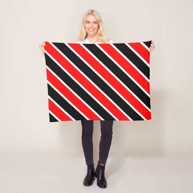 Couverture Polaire Rayures rouges blanches noires (En situation)