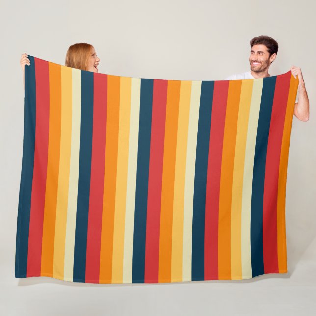 Couverture Polaire rayures rouges, bleues, orange et jaunes (En situation)