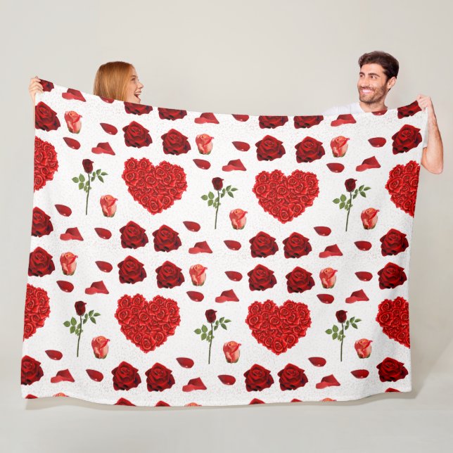 Couverture Polaire Red heart red flowers garden chic floral foliage (En situation)