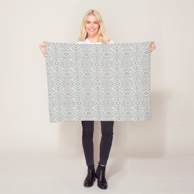 Couverture Polaire Rhombus gris, vert, rose sur un blanc (En situation)