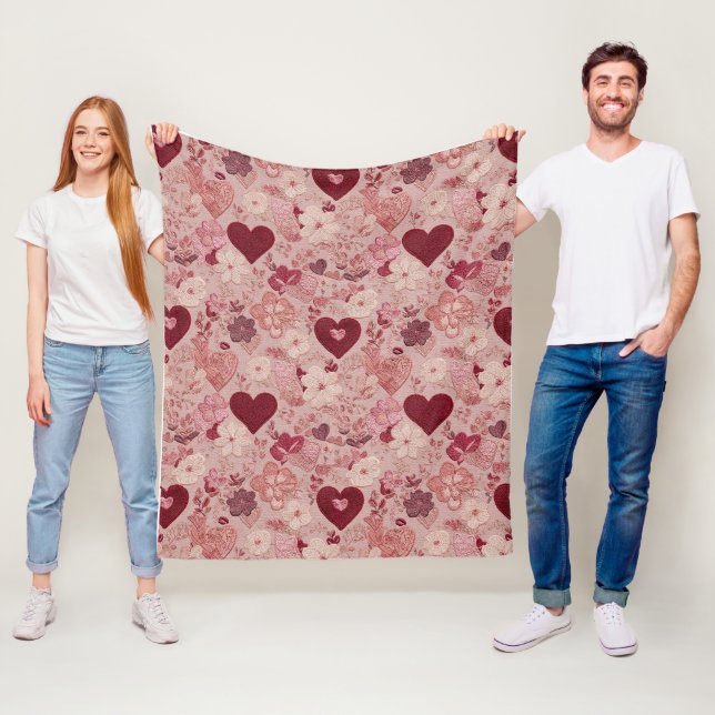 Couverture Polaire Romantic Embroidered Hearts & Floral Pattern (En situation)