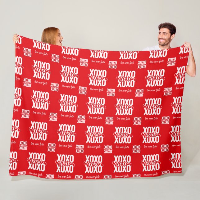 Couverture Polaire Romantic Red XOXO Love Never Fails Valentines (En situation)