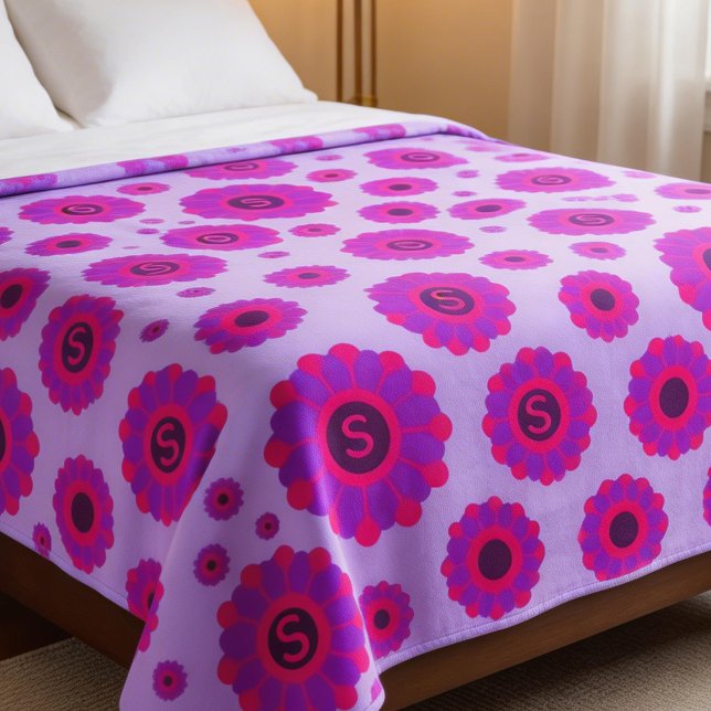 Couverture Polaire Rose Magenta Violet Floral Initiale (Bold floral blanket with initials adds charm. custom letter.)