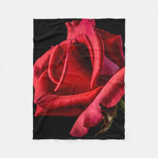 Couverture Polaire Rose rouge contre Arrière - plan noir (Devant)