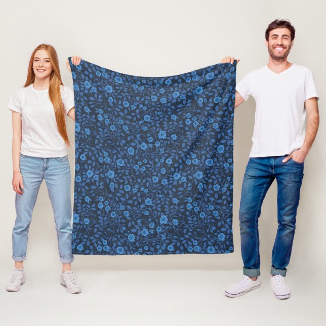 Couverture Polaire Roses sauvages en bleu (En situation)
