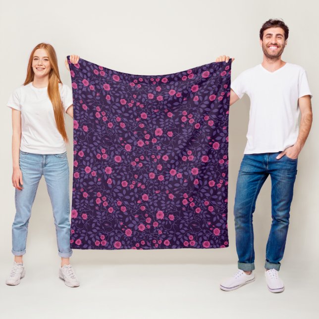 Couverture Polaire Roses sauvages en rose et violet (En situation)