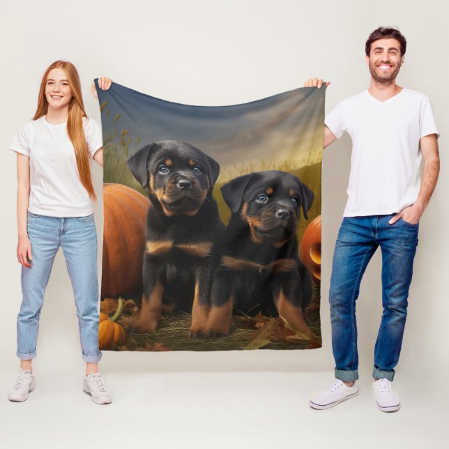 Couverture Polaire Rottweiler Chiot Automne Citrouille de plaisir (En situation)