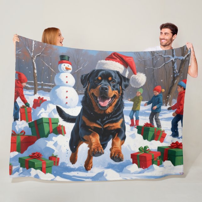 Couverture Polaire Rottweiler courant dans la neige avec un chapeau d (En situation)