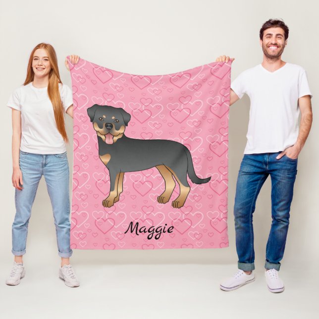 Couverture Polaire Rottweiler noir et feu sur coeurs roses et nom (En situation)