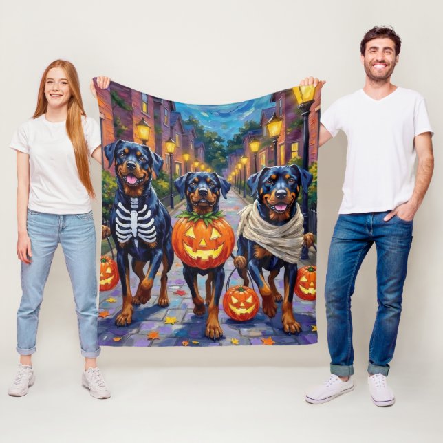 Couverture Polaire Rottweiler Trick-or-Treating In Halloween Costumes (En situation)