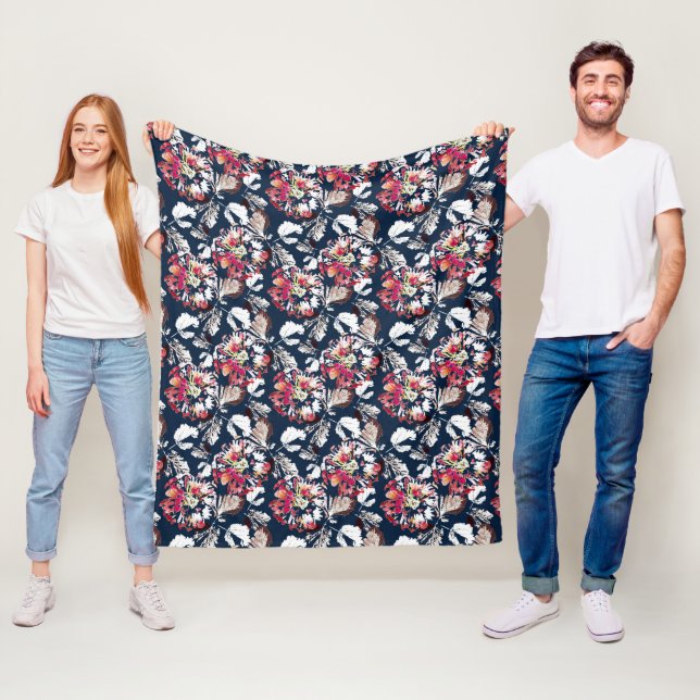 Couverture Polaire Rouge, fleurs blanches sur bleu. (En situation)