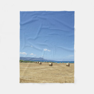 Couverture Polaire Rouleaux dorés de foin et de mer Bleue profonde De