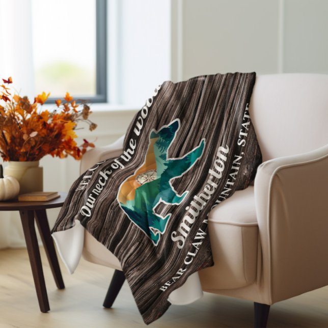 Couverture Polaire Rustic Bear Mountains Compass Nom de famille Bienv (Bear and rustic wood "Welcome to our neck of the woods" fleece blanket)