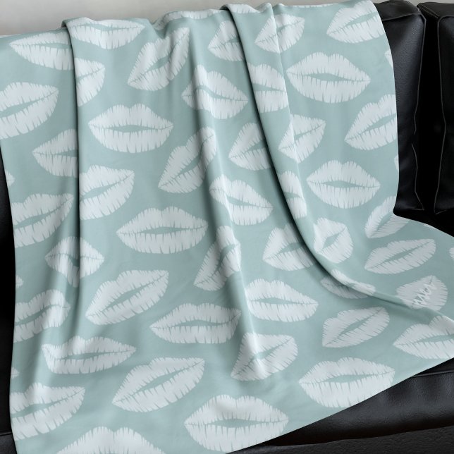 Couverture Polaire Sage Green Lipstick Kiss Motif Fleece Blanche (A soft sage green lipstick kiss pattern blanket with space for your text)