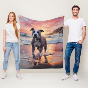 Couverture Polaire Sandy American Staffordshire sur la plage au couch