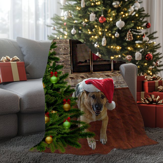 Couverture Polaire Santa Hat Berger Allemand Chien par sapin de Noël (Santa Hat German Shepherd Dog by Christmas Tree Fleece Blanket)