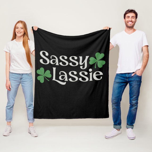 Couverture Polaire Sassy Lassie St Patrick's Day Irlandaise Shamrock  (En situation)